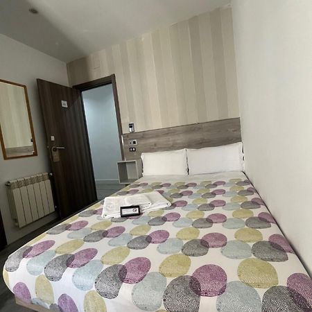 Hostal Abril Мадрид Екстер'єр фото