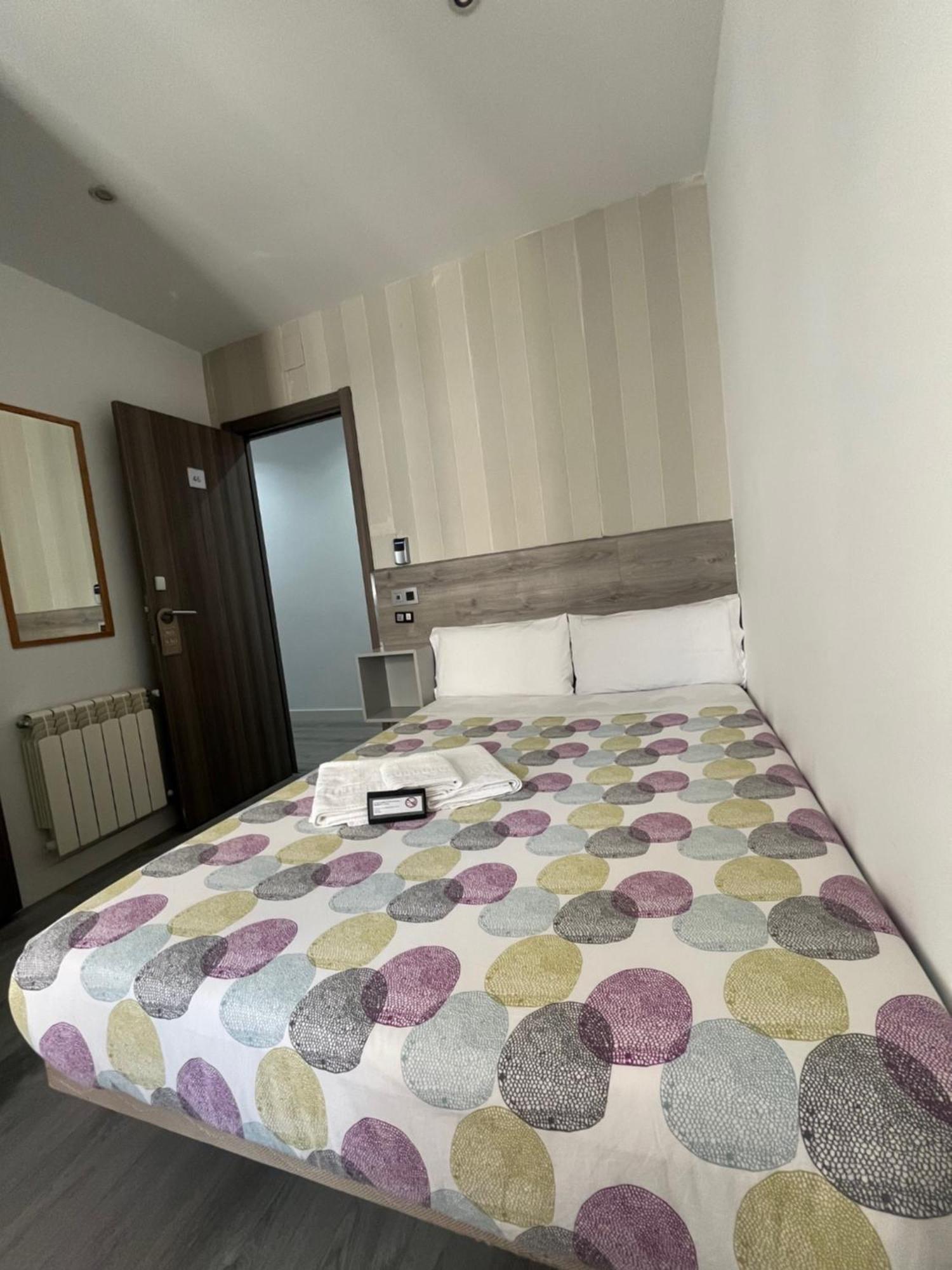 Hostal Abril Мадрид Екстер'єр фото